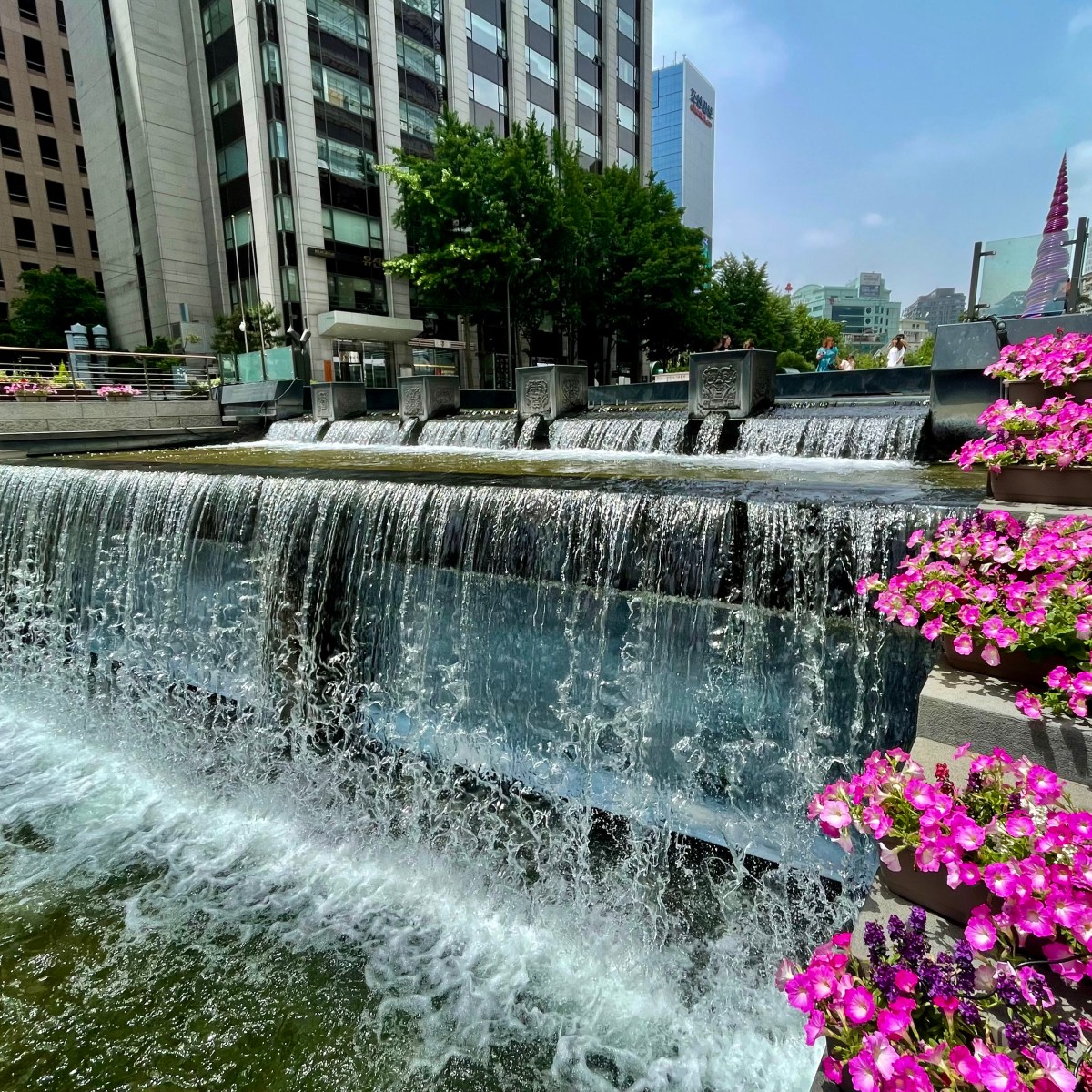 Cheonggyecheon Stream and Plaza&nbsp;(청계천)